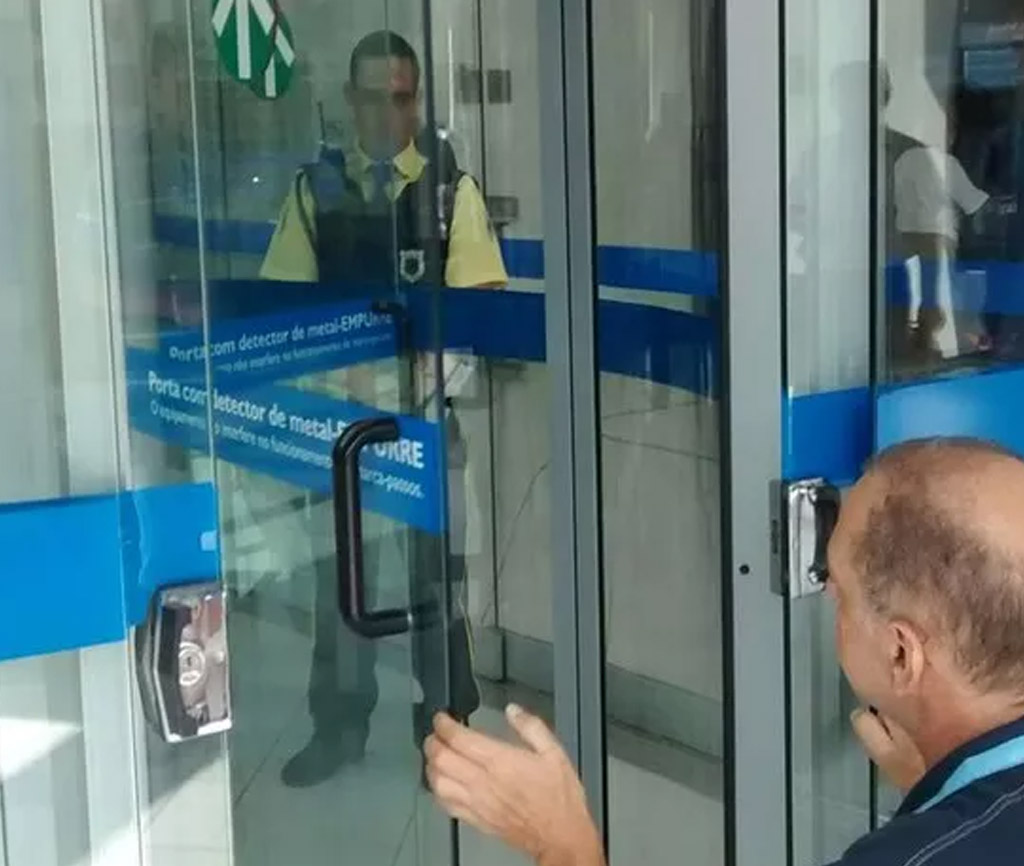 No momento você está vendo Homem Com Prótese Barrado Na Porta De Banco Será Indenizado